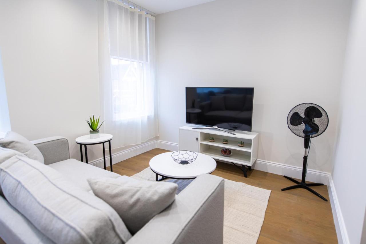 ロンドン Ealing Residencyアパートホテル エクステリア 写真