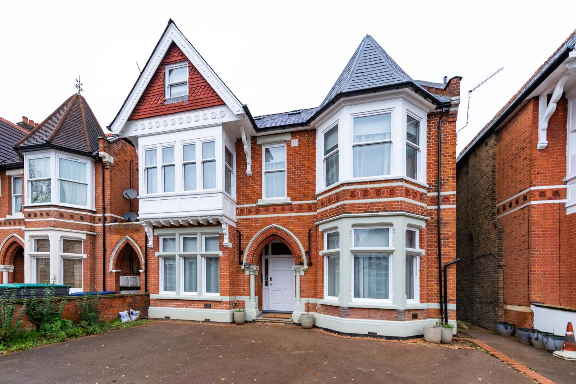 ロンドン Ealing Residencyアパートホテル エクステリア 写真